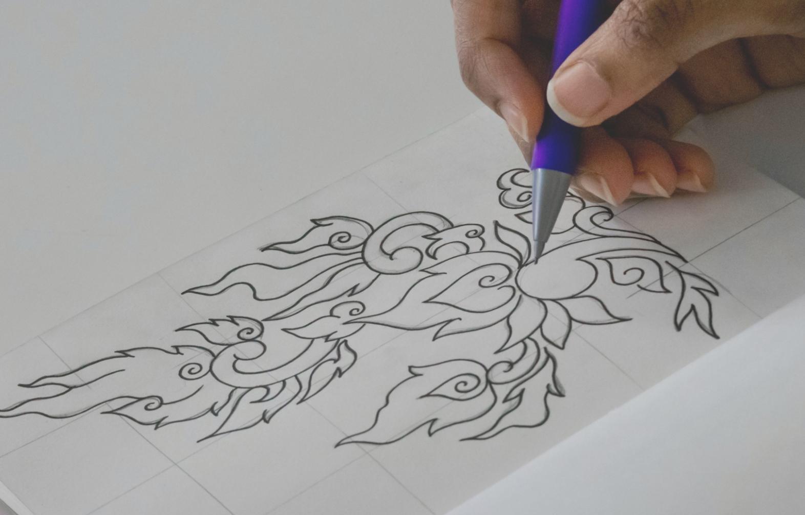 Étudiant travaillant sur une illustration numérique de concept art